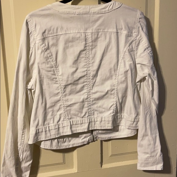 Cute cropped white denim ruffled zip-up jacket - Picture 4 of 4